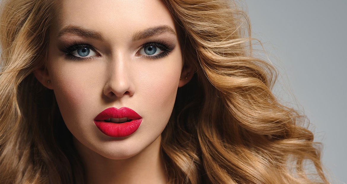 Modelo Com Volumosos Cabelos Loiros